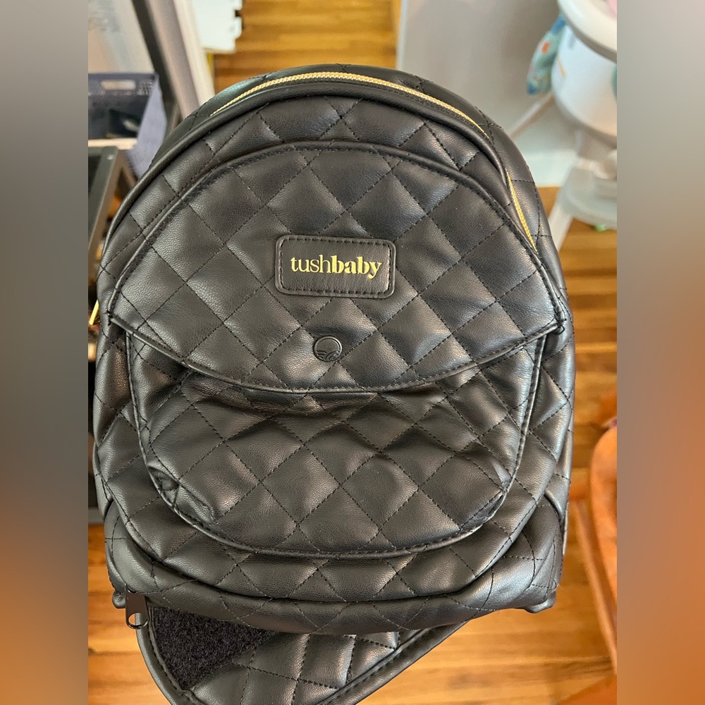 TushBaby carrier black with gold details - Picture 2 of 4